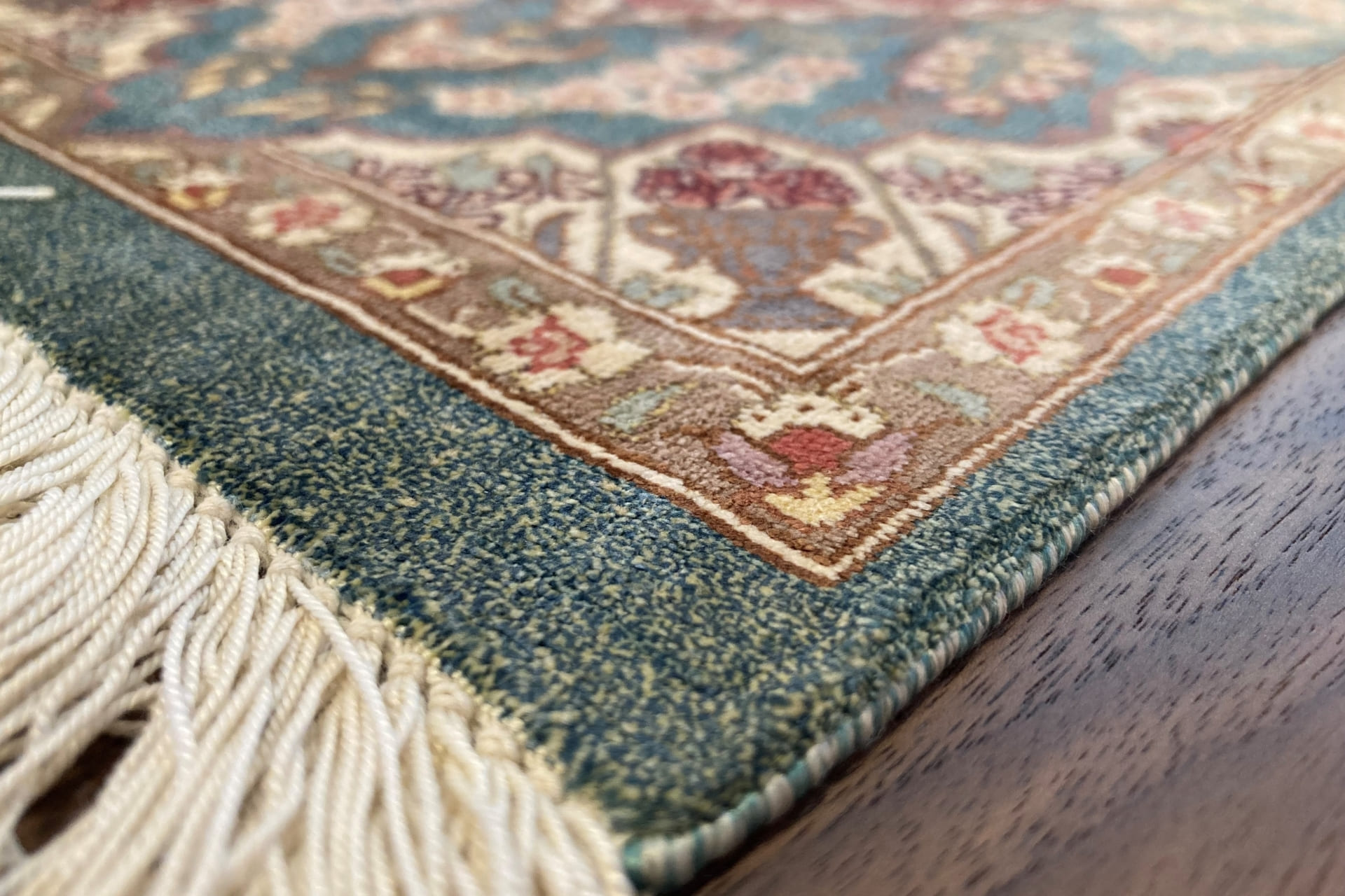 ペルシャ絨毯のお手入れ方法！価値を保つには？
